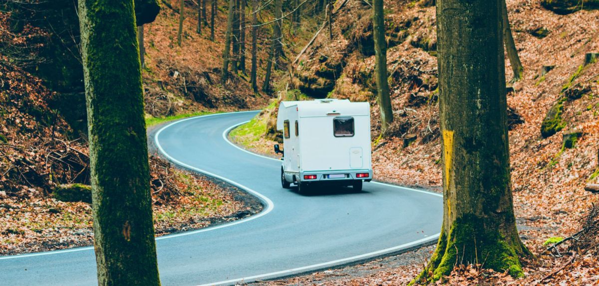 Wohnmobil auf Straße