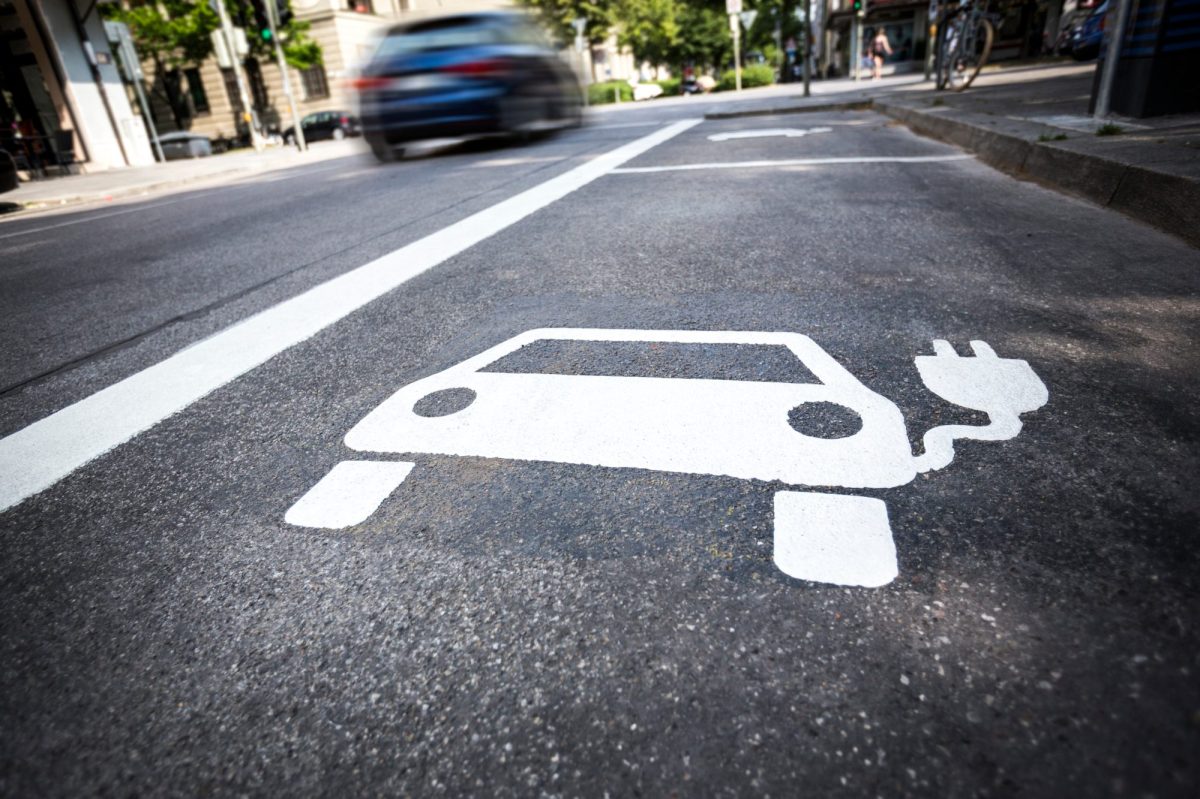 Zeichen fÃ¼r ein Parkplatz zum Elektroauto laden am StraÃŸenrand.