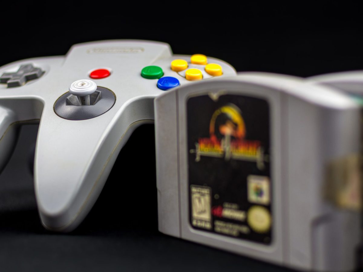 N64-Spiele und -Controller.