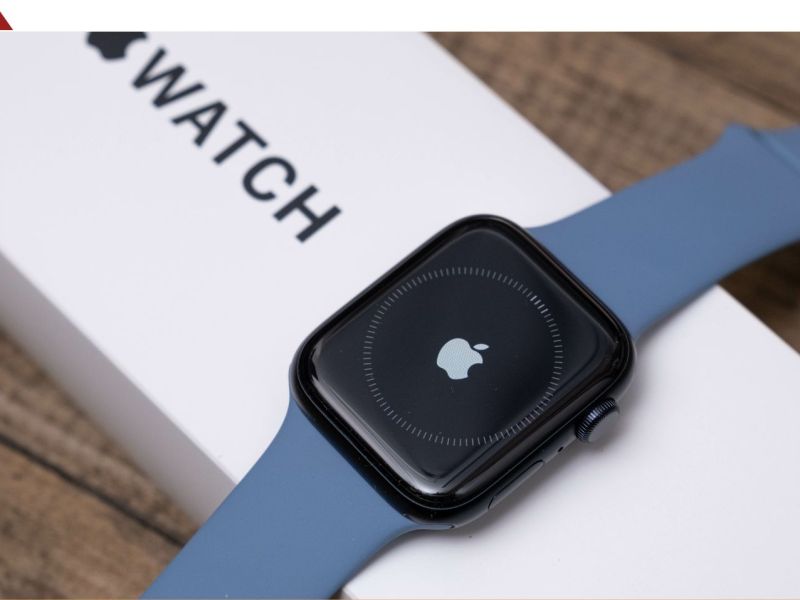 Apple Watch SE liegt auf einem Karton