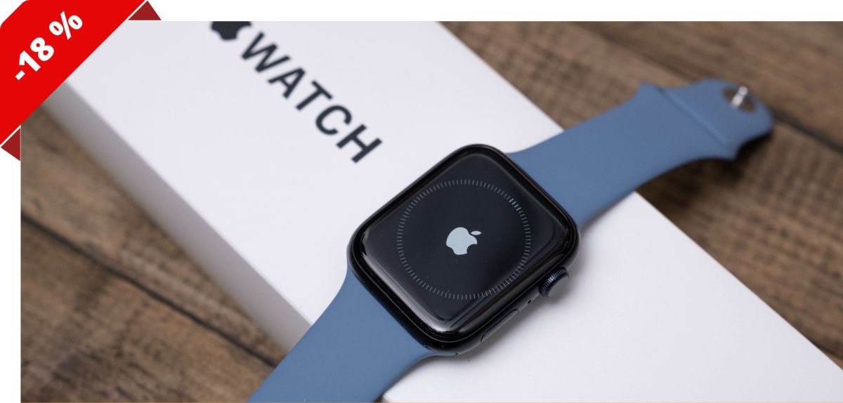 Apple Watch SE liegt auf einem Karton