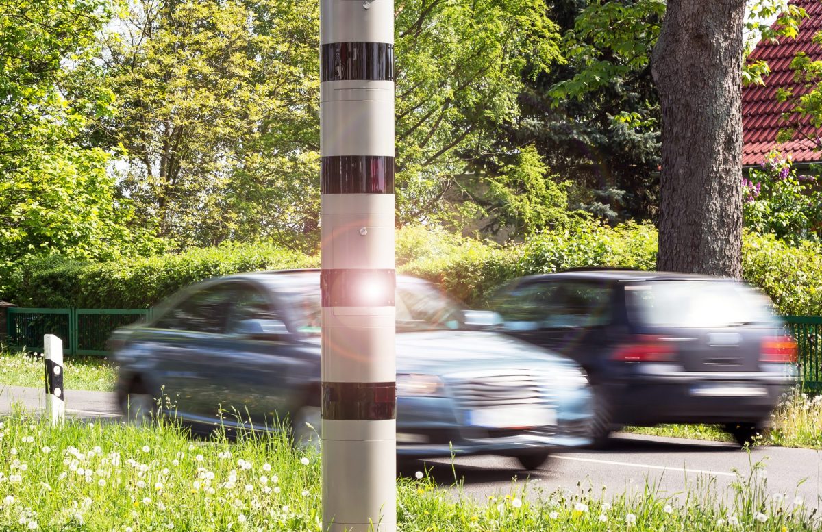 Eine Blitzersäule am Straßenrand.
