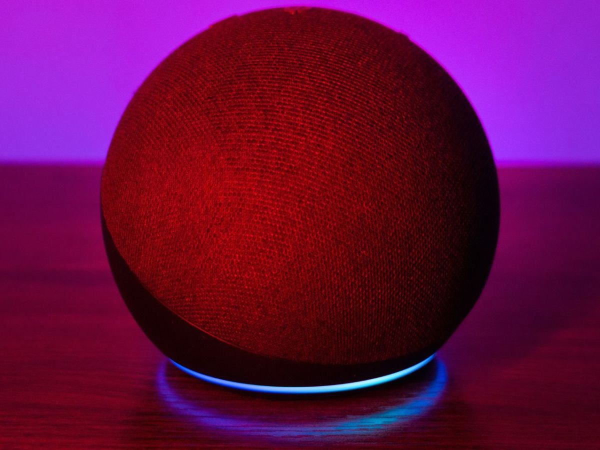 Amazon Echo in rotem Licht