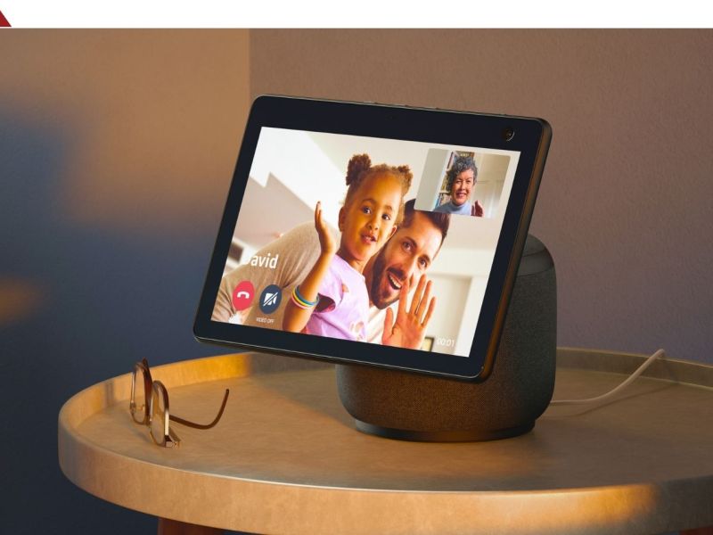 Amazon Echo Show 10 auf einem Nachttisch