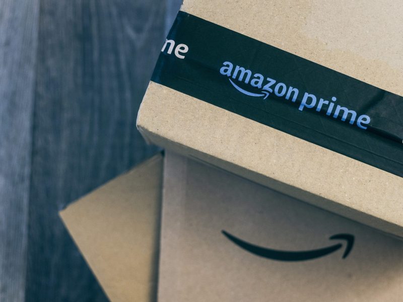 Amazon Prime-Kartons liegen aufgestapelt Ã¼bereinander