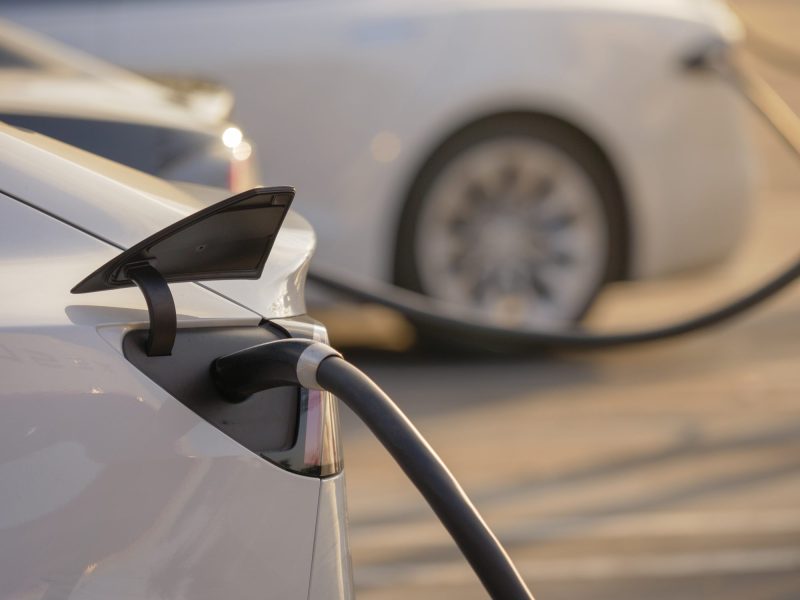 Nahaufnahme auf ein ladendes Elektroauto.