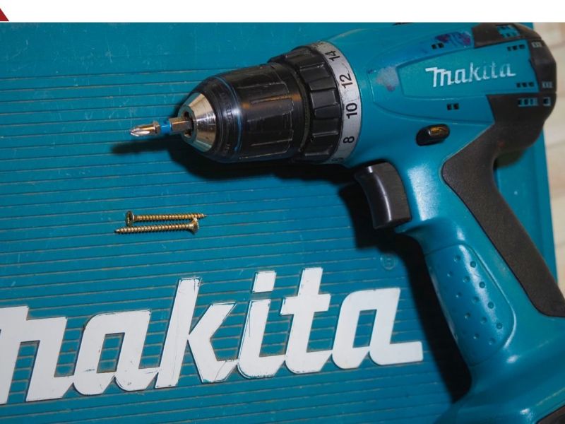 Makita-Akkuschrauber liegt auf einem Werkzeugkoffer mit dem Makita-Logo