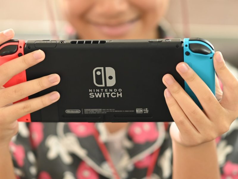 Person hält Nintendo Switch in den Händen.