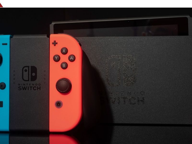 Nintendo Switch OLED mit Halterung und Joy-Cons