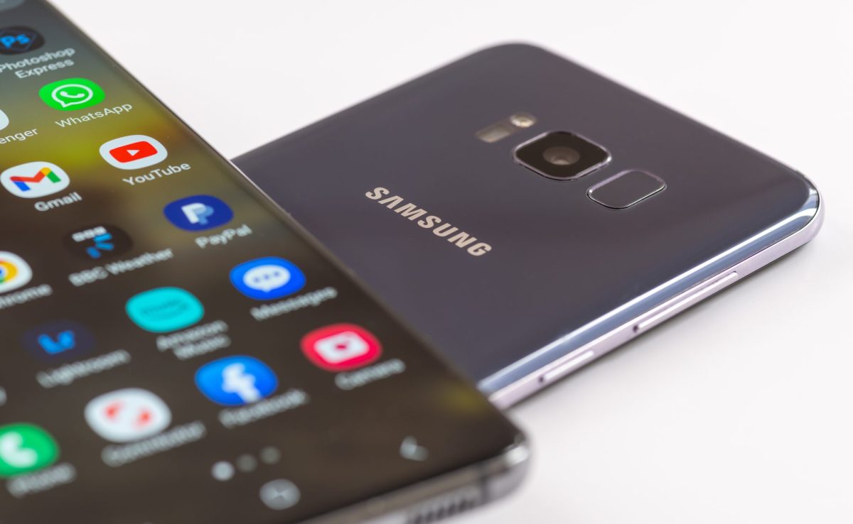 Zwei Samsung Galaxy-Handys übereinander.