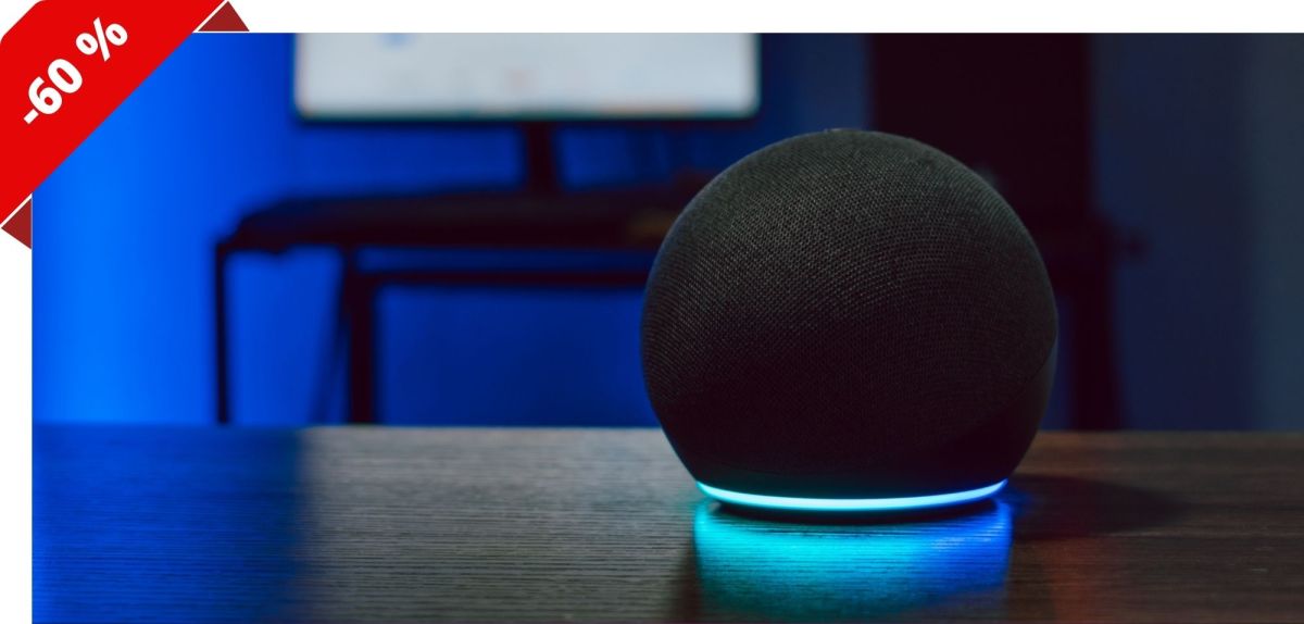 Amazon Echo Dot auf einem Tisch.