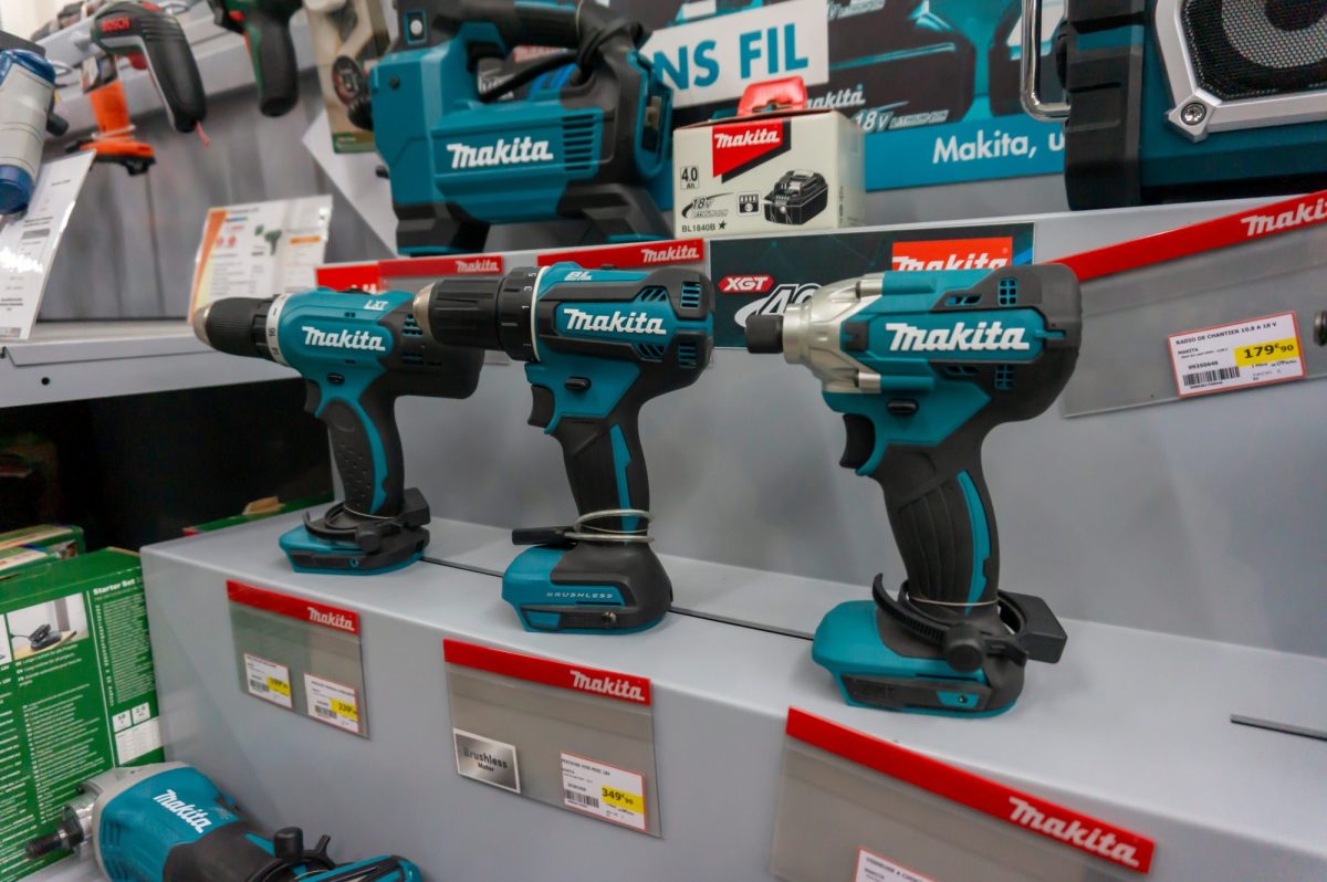 Makita-Akkuschrauber in einer Ladenauslage.
