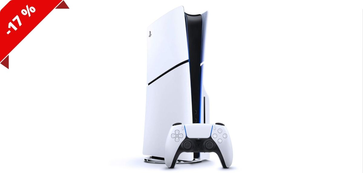 PlayStation 5 mit Controller vor weißem Hintergrund.