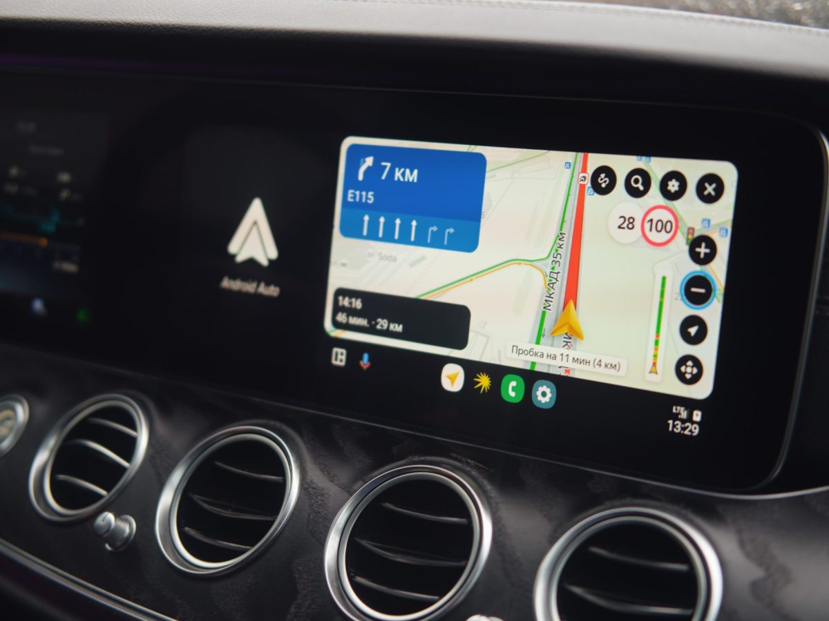 Auf einem Auto-Display wird Android Auto in der Kartenansicht angezeigt.