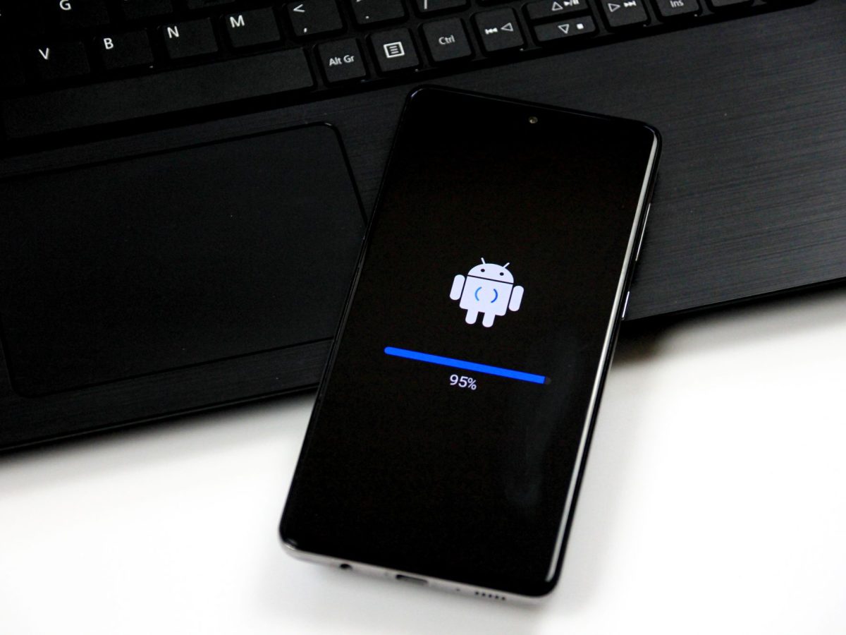 Auf einem Handy wird ein Android-Update installiert.