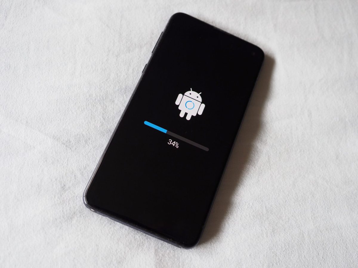 Auf einem Handy wird ein Android-Update durchgeführt.