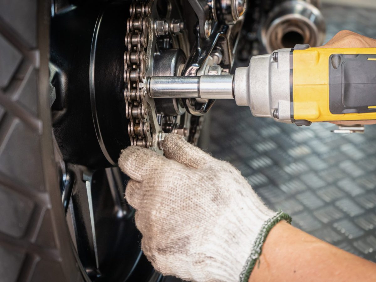 Dewalt-Akkuschrauber bei der Arbeit an einem Rad.