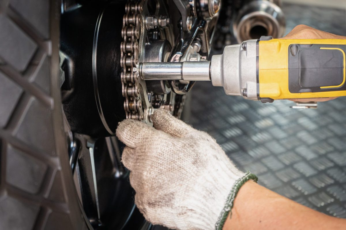 Dewalt-Akkuschrauber bei der Arbeit an einem Rad.