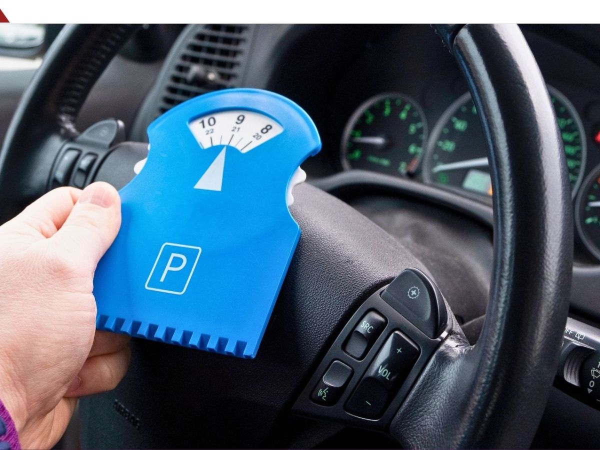 Parkscheibe im Auto