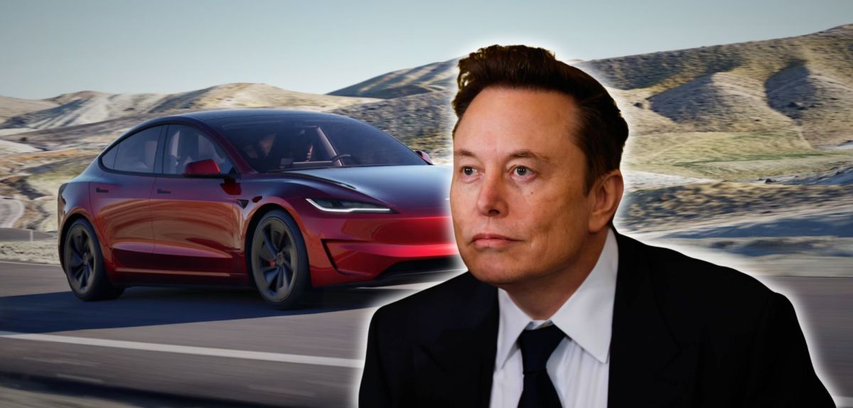 Elon Musk vor einem Tesla Model 3 Performance