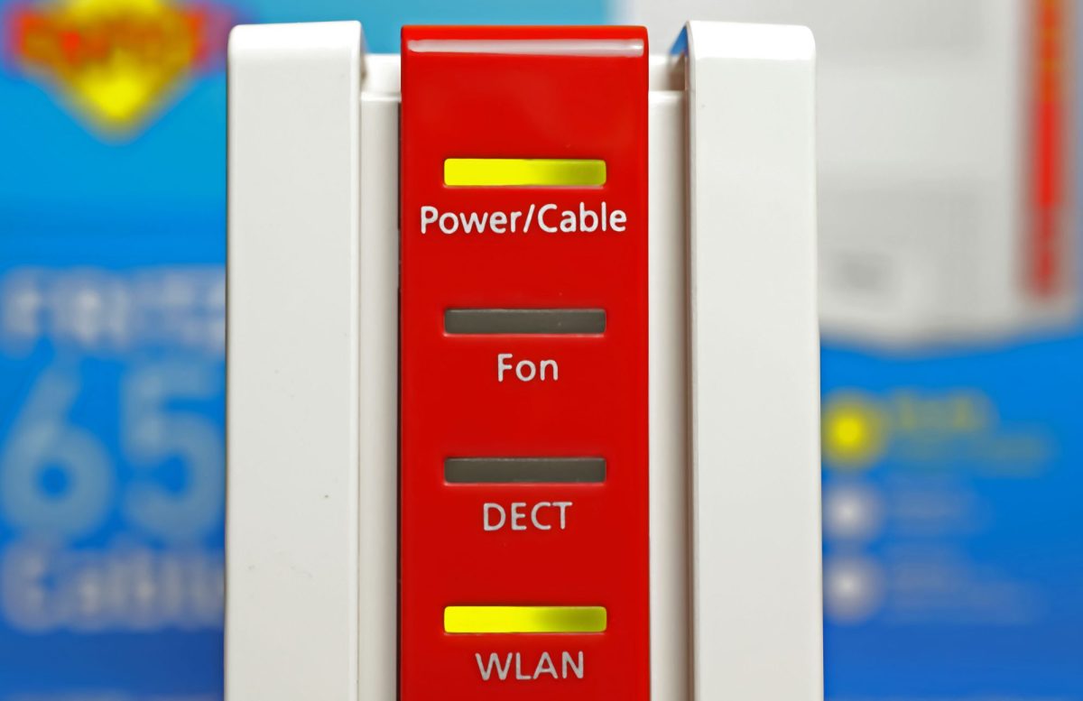Ansicht eines Routers mit FritzBox-Update im Gang.