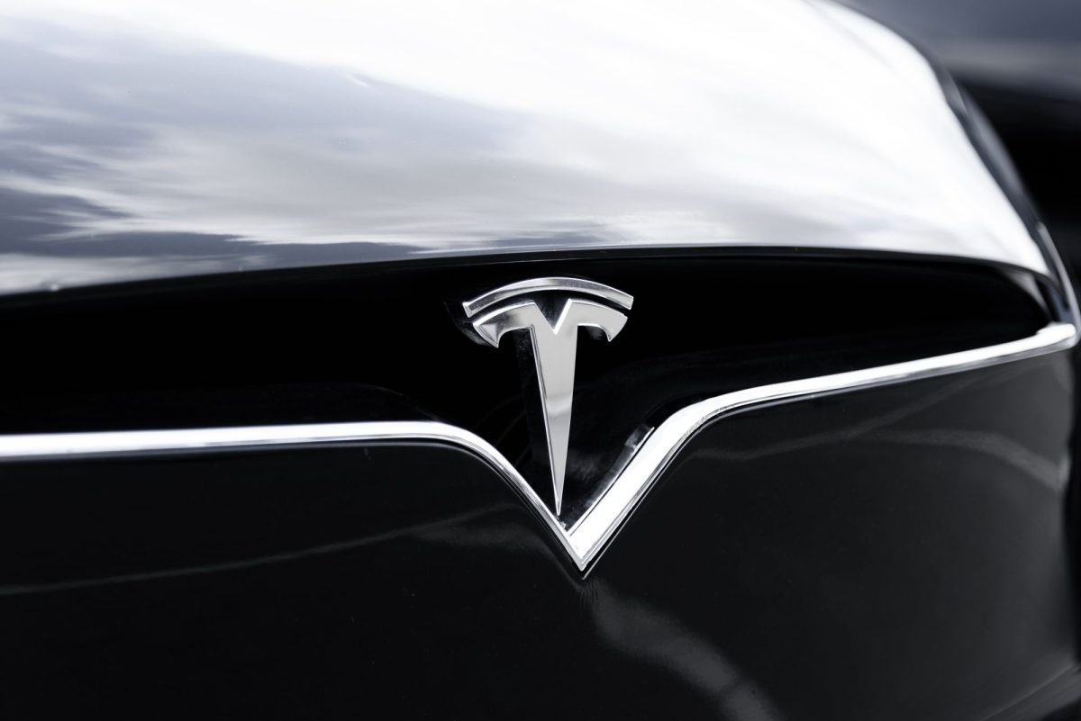 Tesla-Logo an einem Auto.