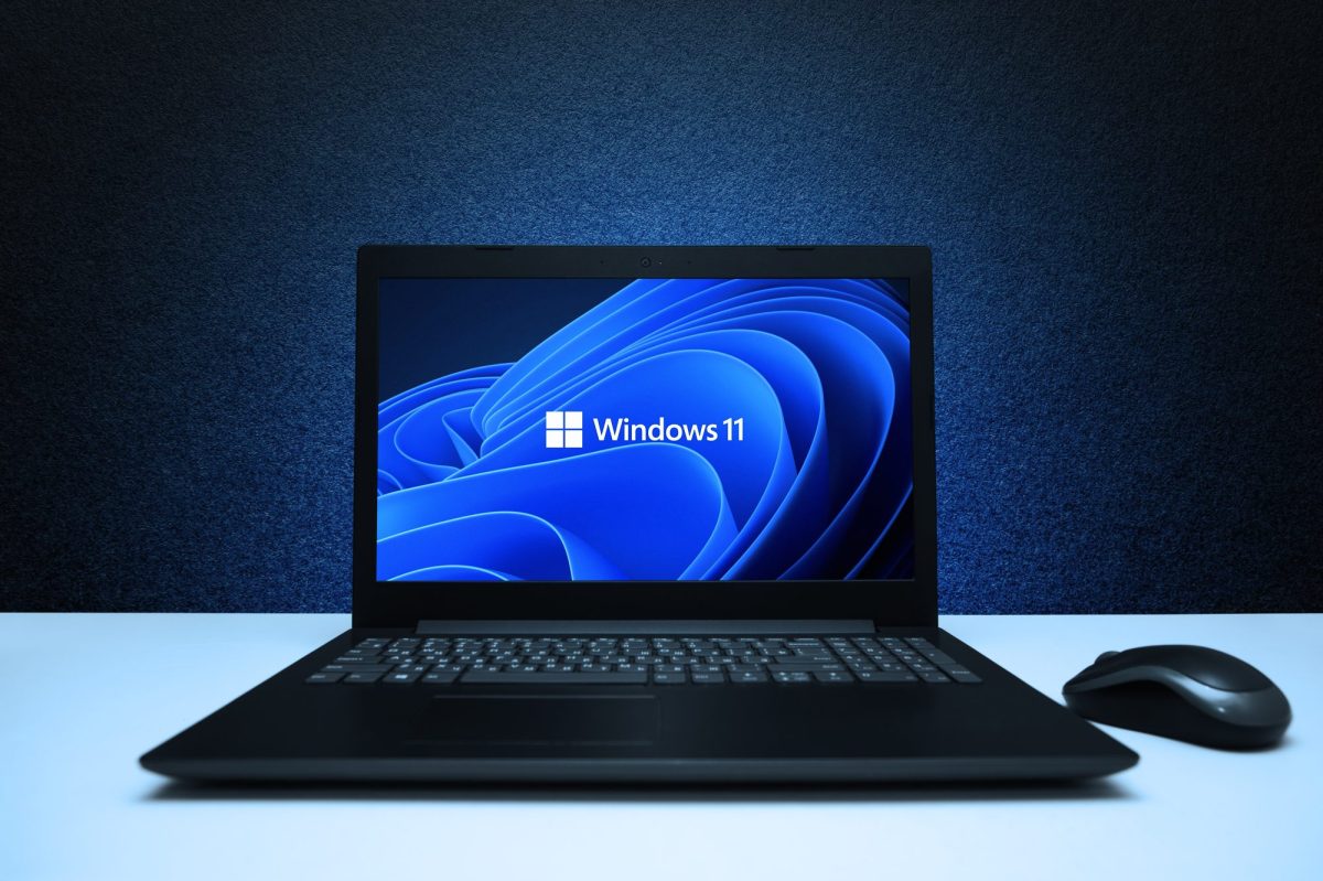 Windows 11-Logo wird auf einem Laptop angezeigt.