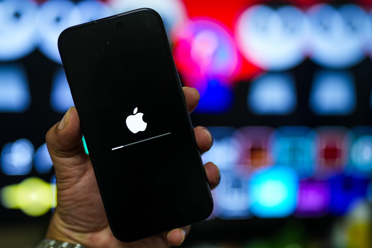 Auf einem Handy wird ein Apple Update durchgeführt.