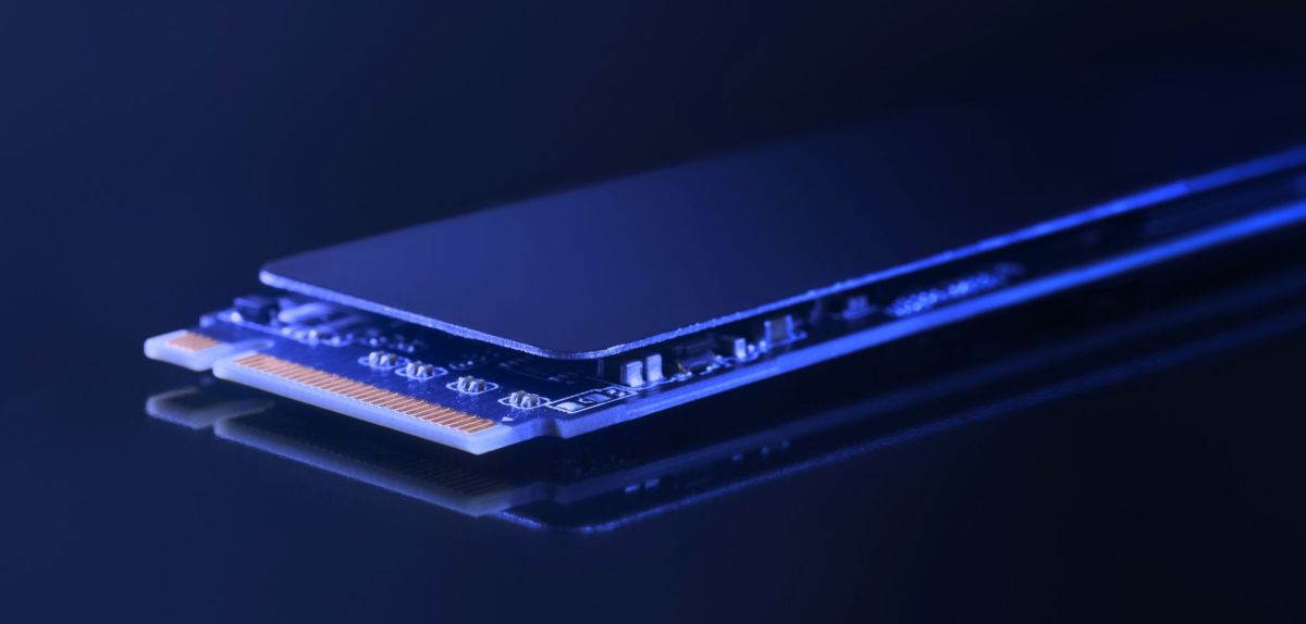 SSD auf schwarzem Grund