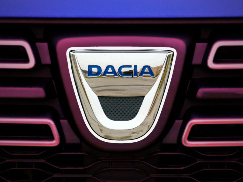 Dacia-Logo auf einem Auto