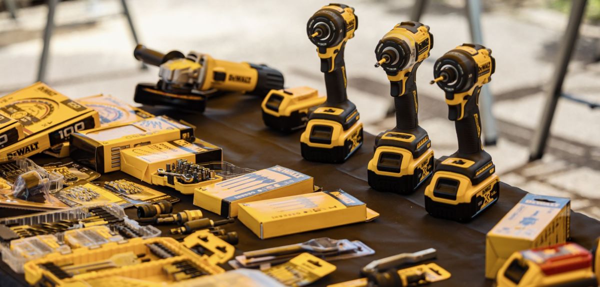 Einige DeWalt-Akkuschrauber in der Ladenauslage.