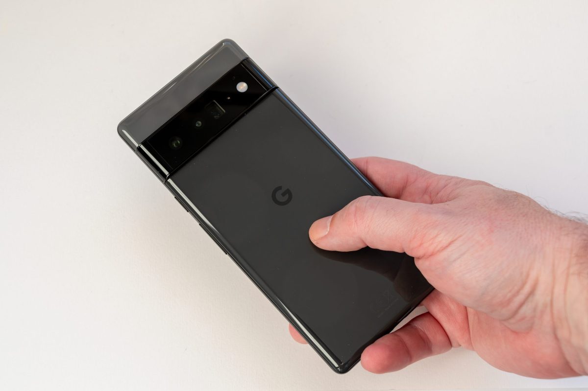 Person hält ein Google Pixel 6 Pro