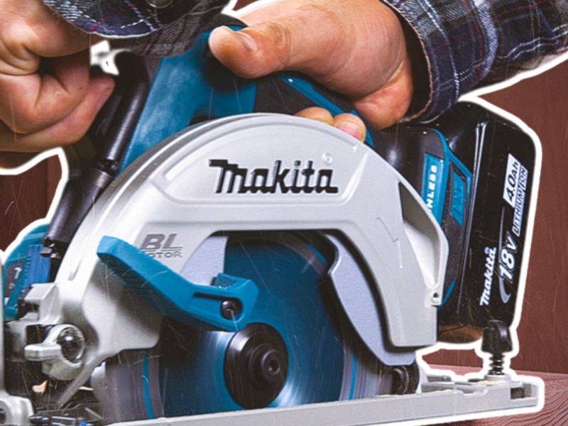 Person sägt mit einer Makita DHS682