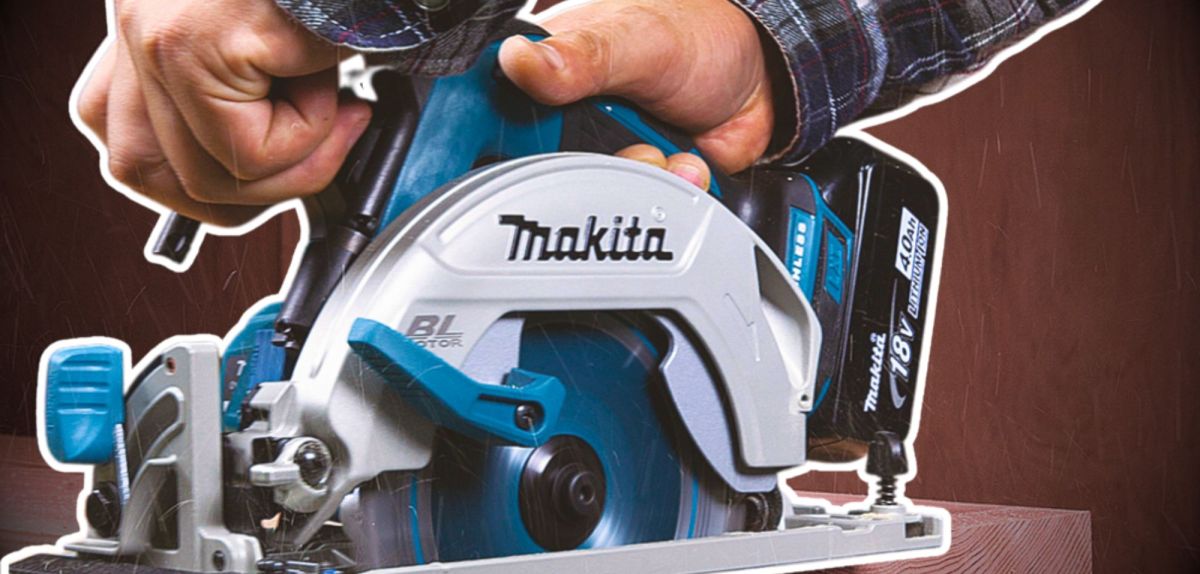 Person sägt mit einer Makita DHS682