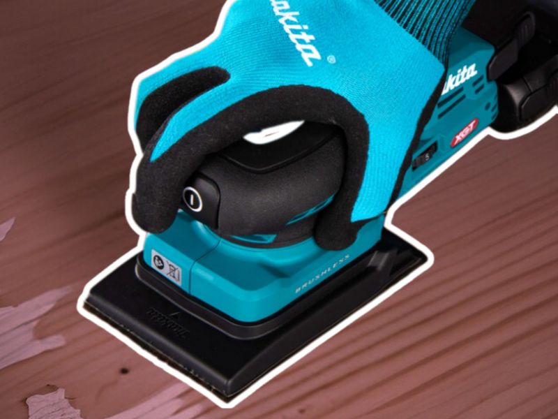 Person arbeitet mit einem Makita-Schwingschleifer