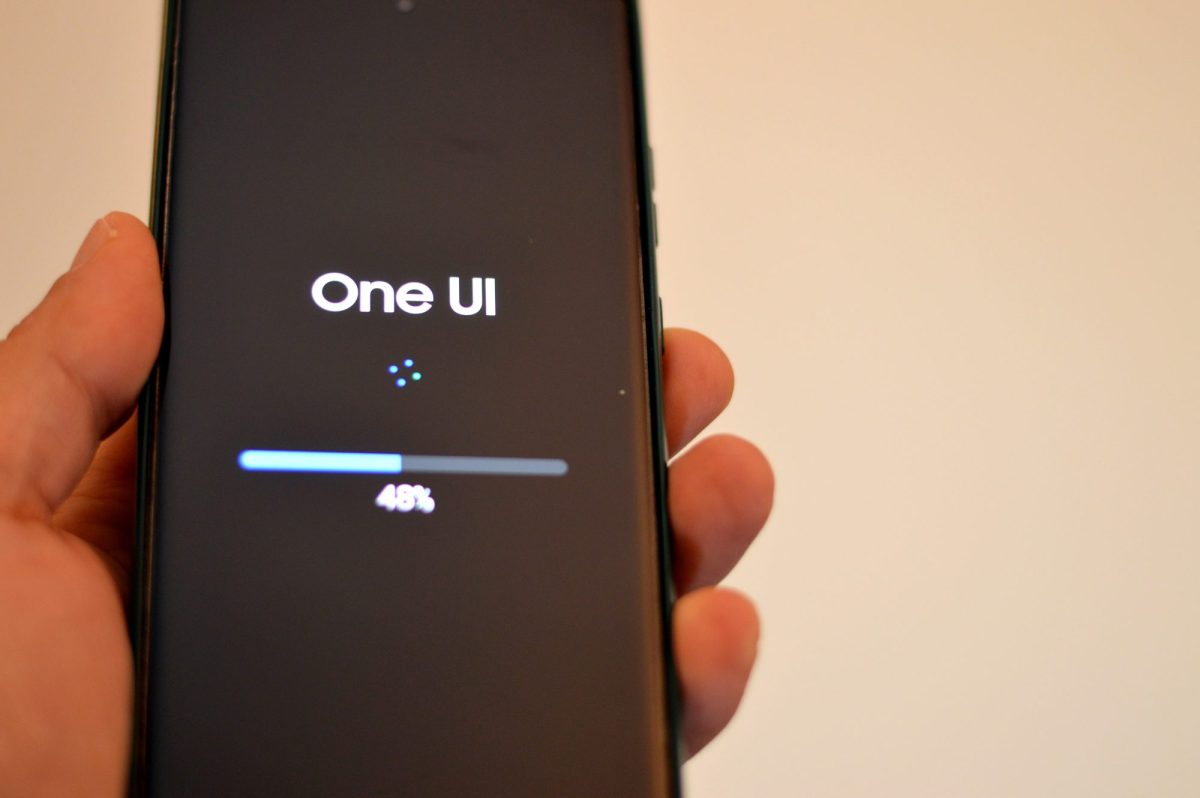 Auf einem Handy wird ein One UI-Update durchgeführt.