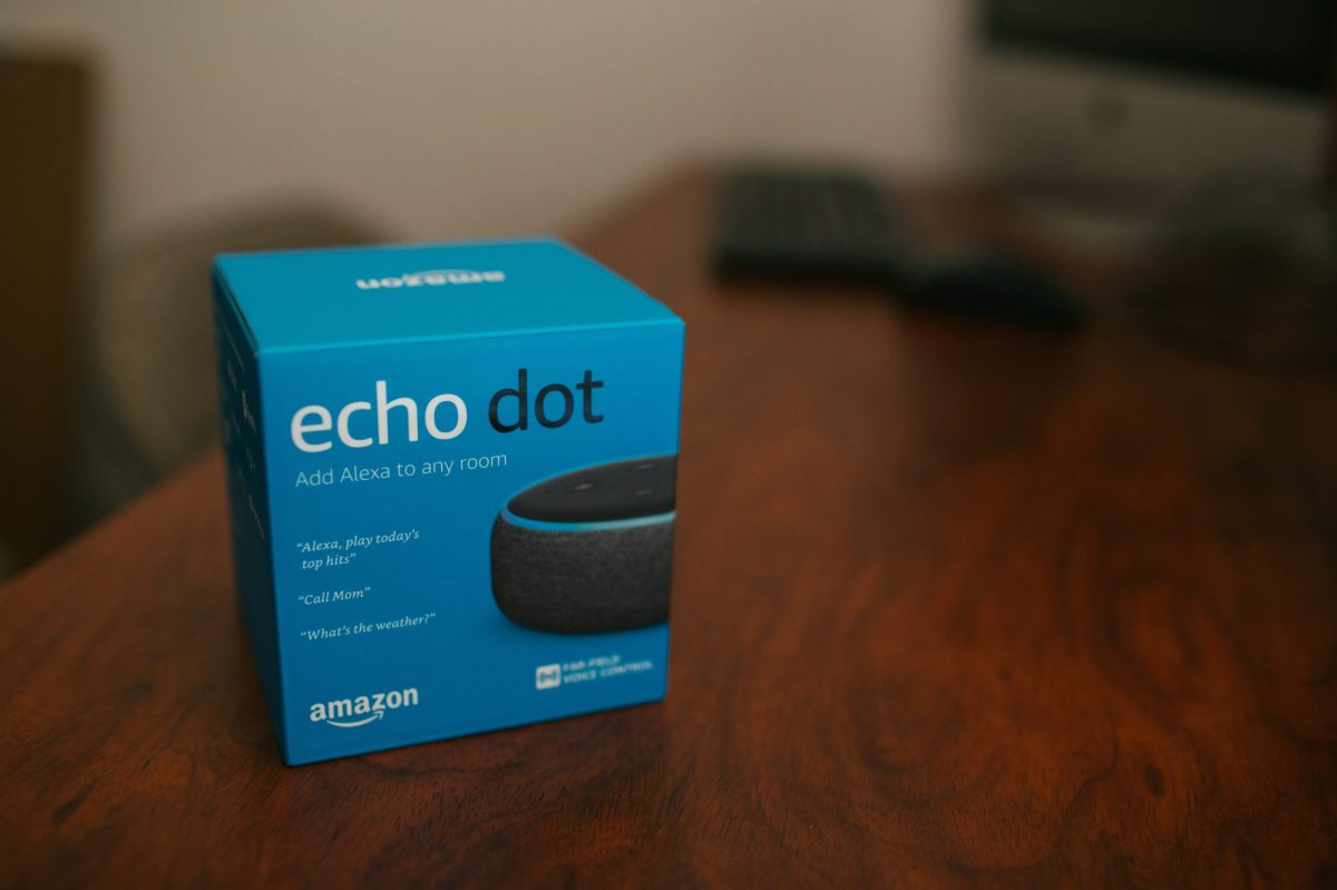 Eine Amazon Echo Dot auf einem Tisch.