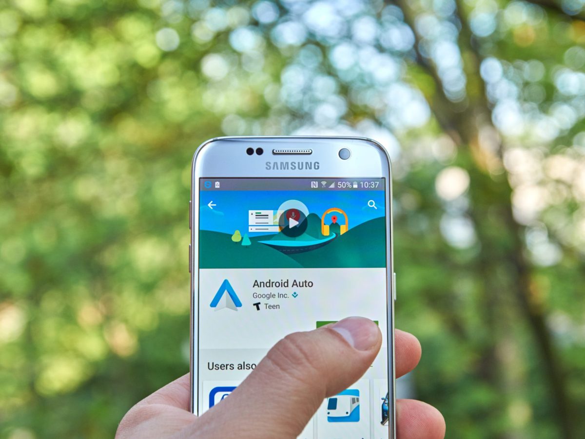 Auf einem Handy-Display wird die Android Auto-App angezeigt.
