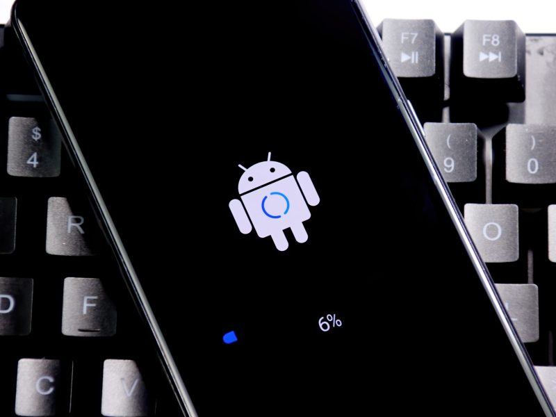 Auf einem Handy-Display wird ein Android-Update angezeigt.