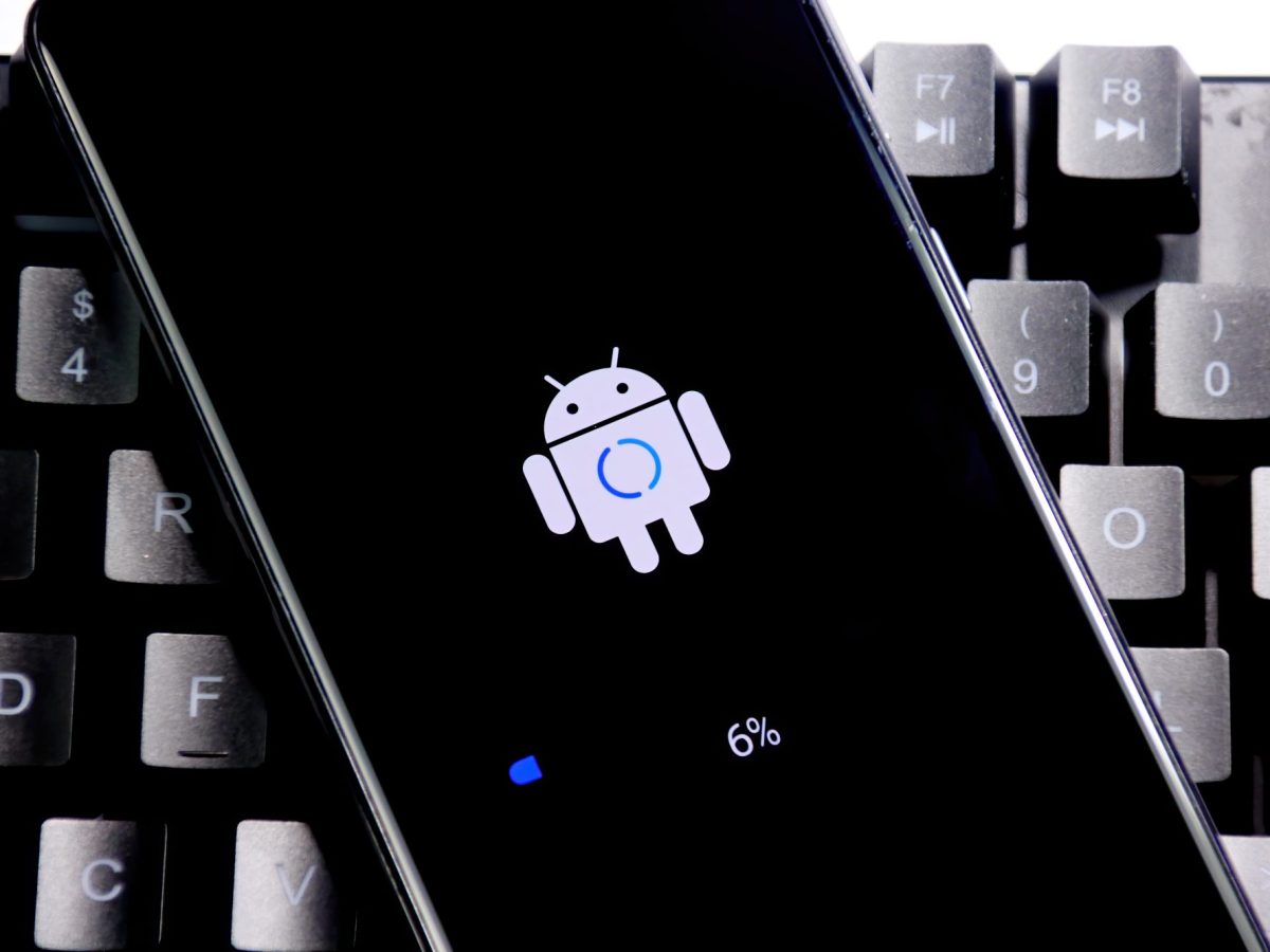 Auf einem Handy-Display wird ein Android-Update angezeigt.