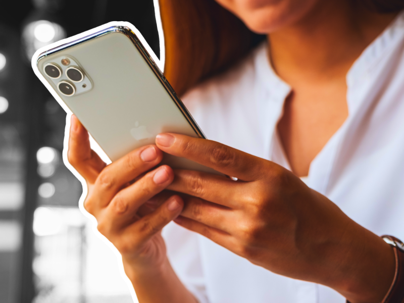 Frau mit iPhone in den Händen