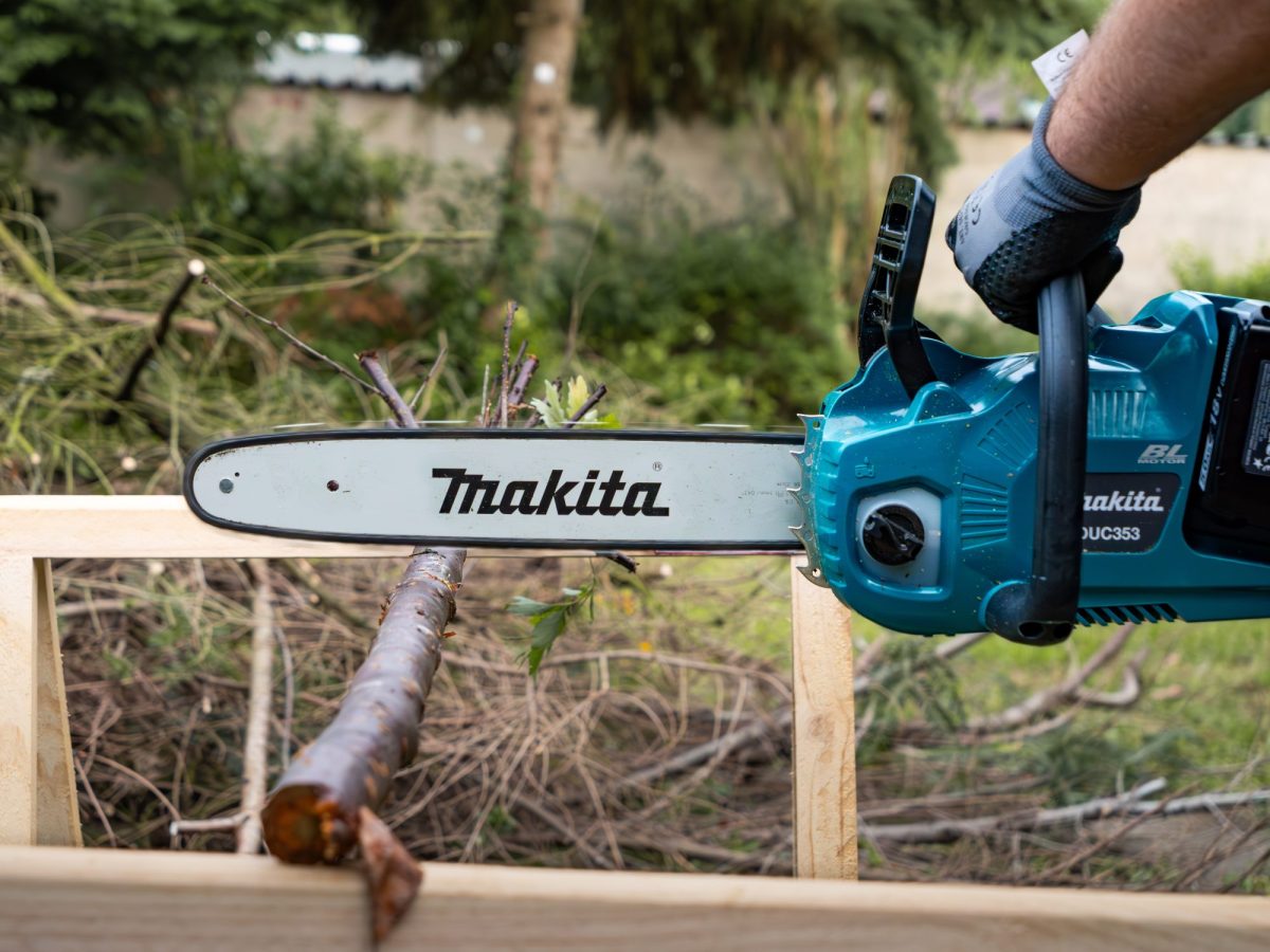 Eine Makita Akku-Kettensäge beim Sägen.