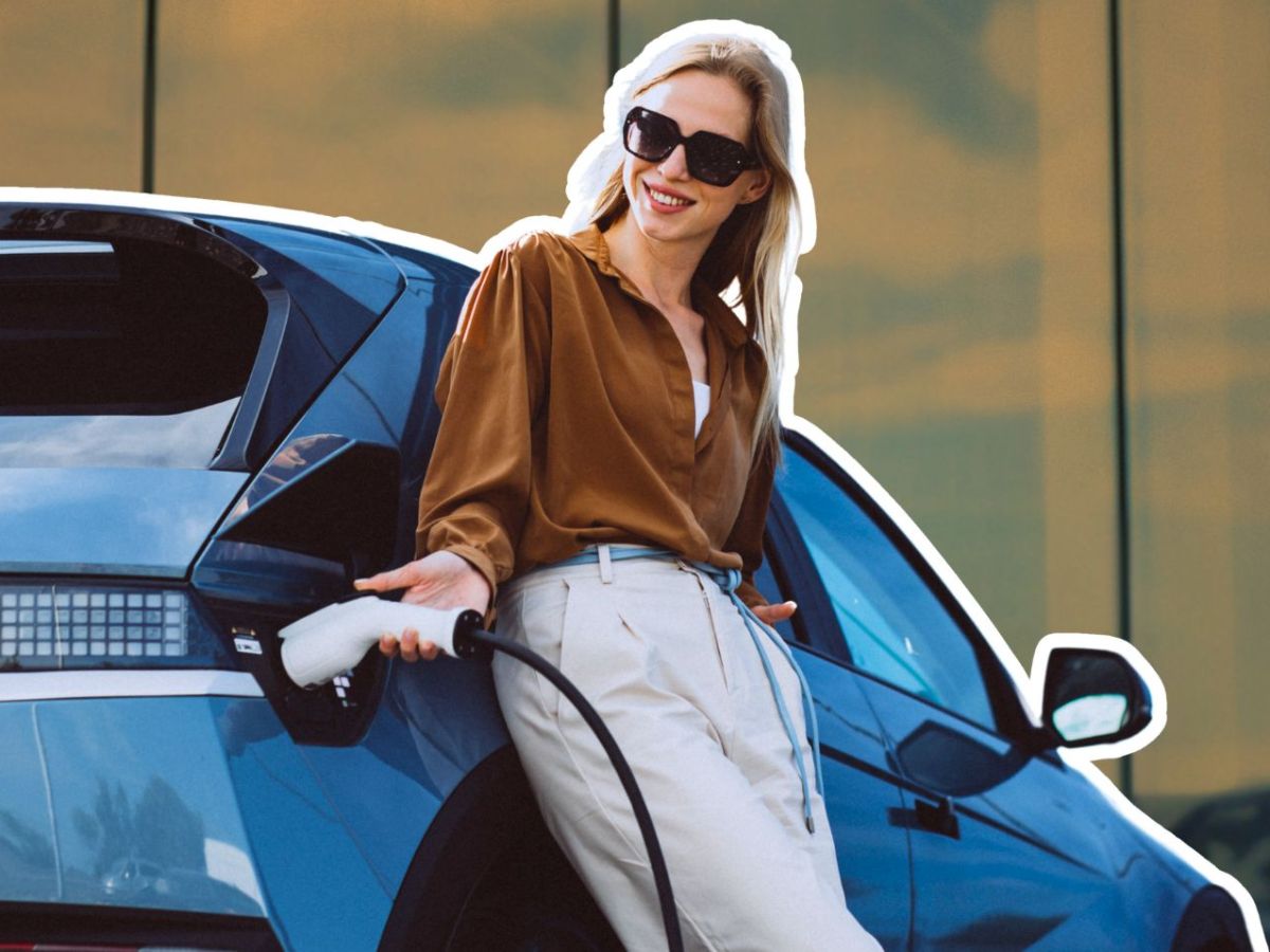 Frau lädt ein Elektroauto