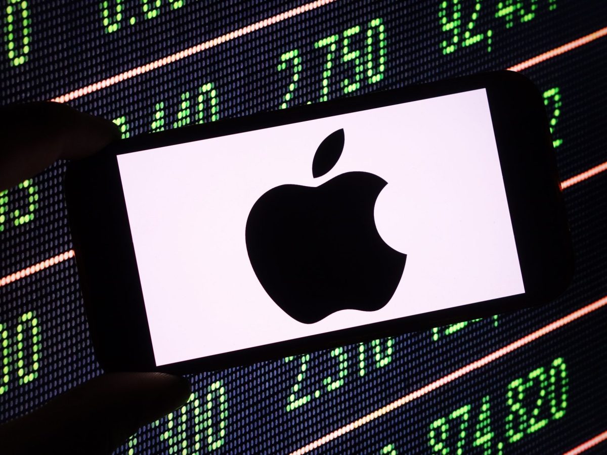 Apple-Logo auf einem Smartphone-Bildschirme. Im Hintergrund digitale Zahlen.