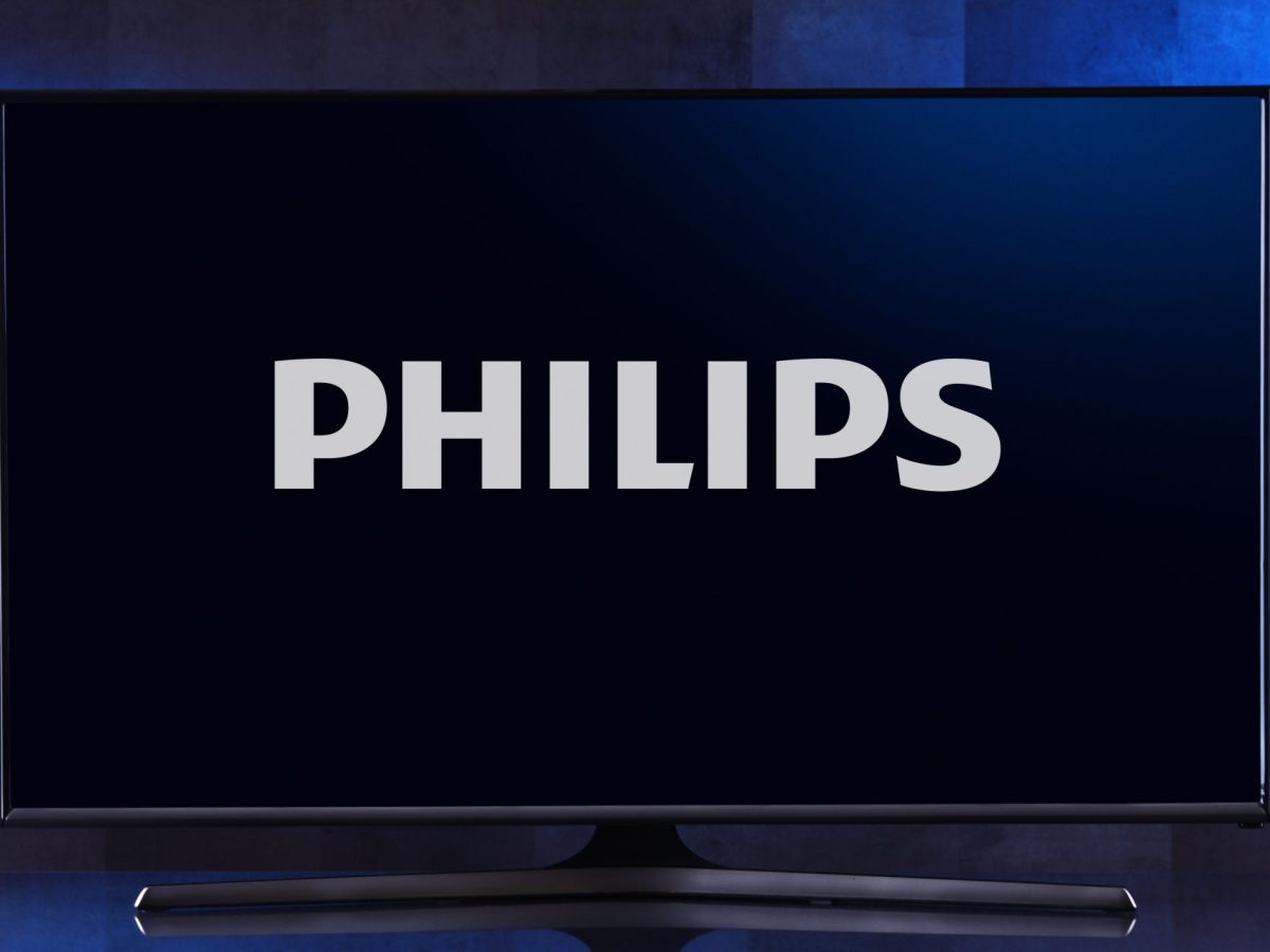 Auf einem Fernseher wird das Philips-Logo angezeigt