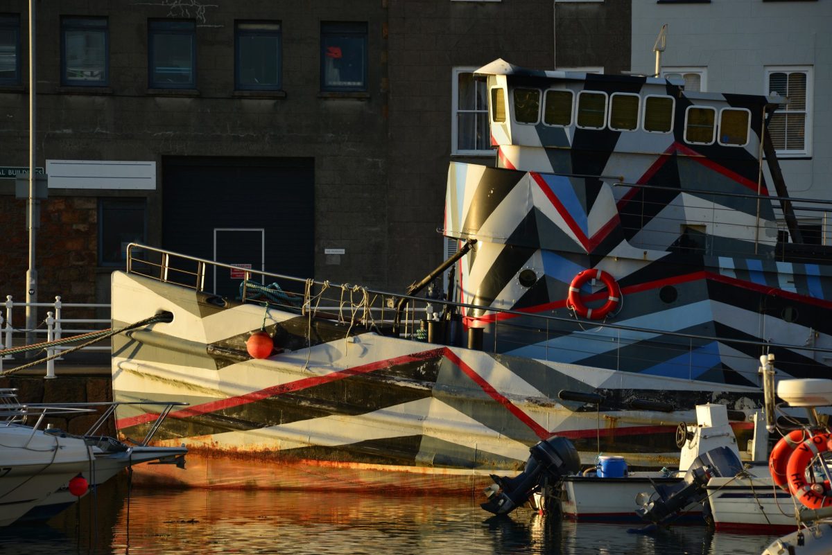 Tarnmuster am Schiff wie in der Physik.