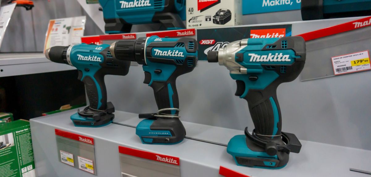 Mehrere Makita-Akkuschrauber in einer Reihe.