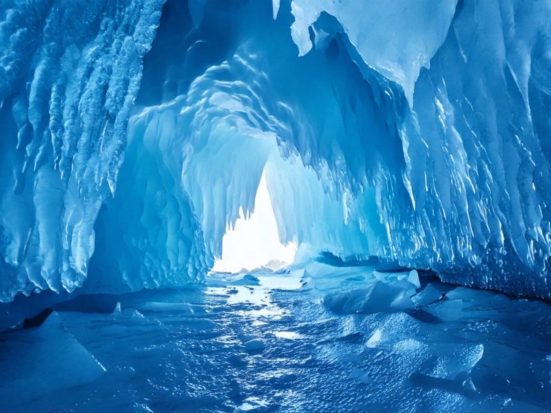 KI-generiertes Bild einer Eishöhle über dem Wasser
