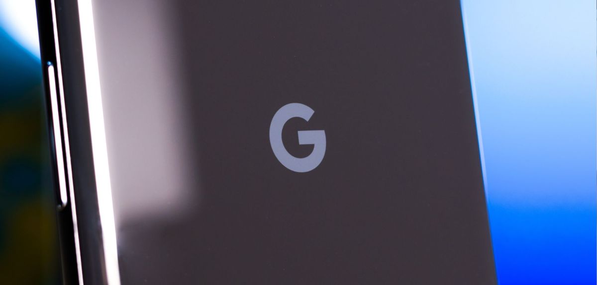 Google-Logo auf einem Pixel-Handy.