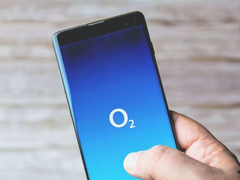 o2-Logo auf einem Smartphone